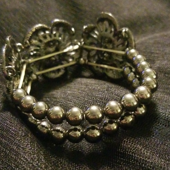 Stretch slip on Texture Flower Bracelet - Picture 3 of 6